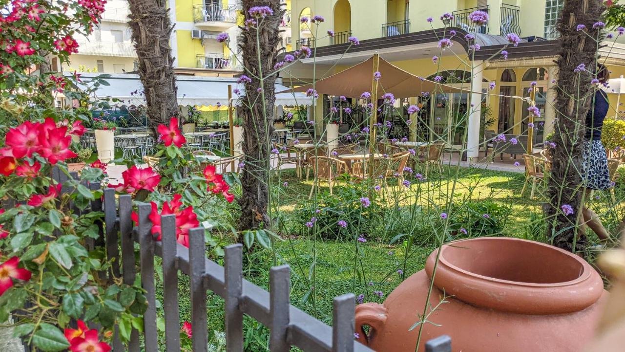 Hotel Explorer Cervia Exteriör bild