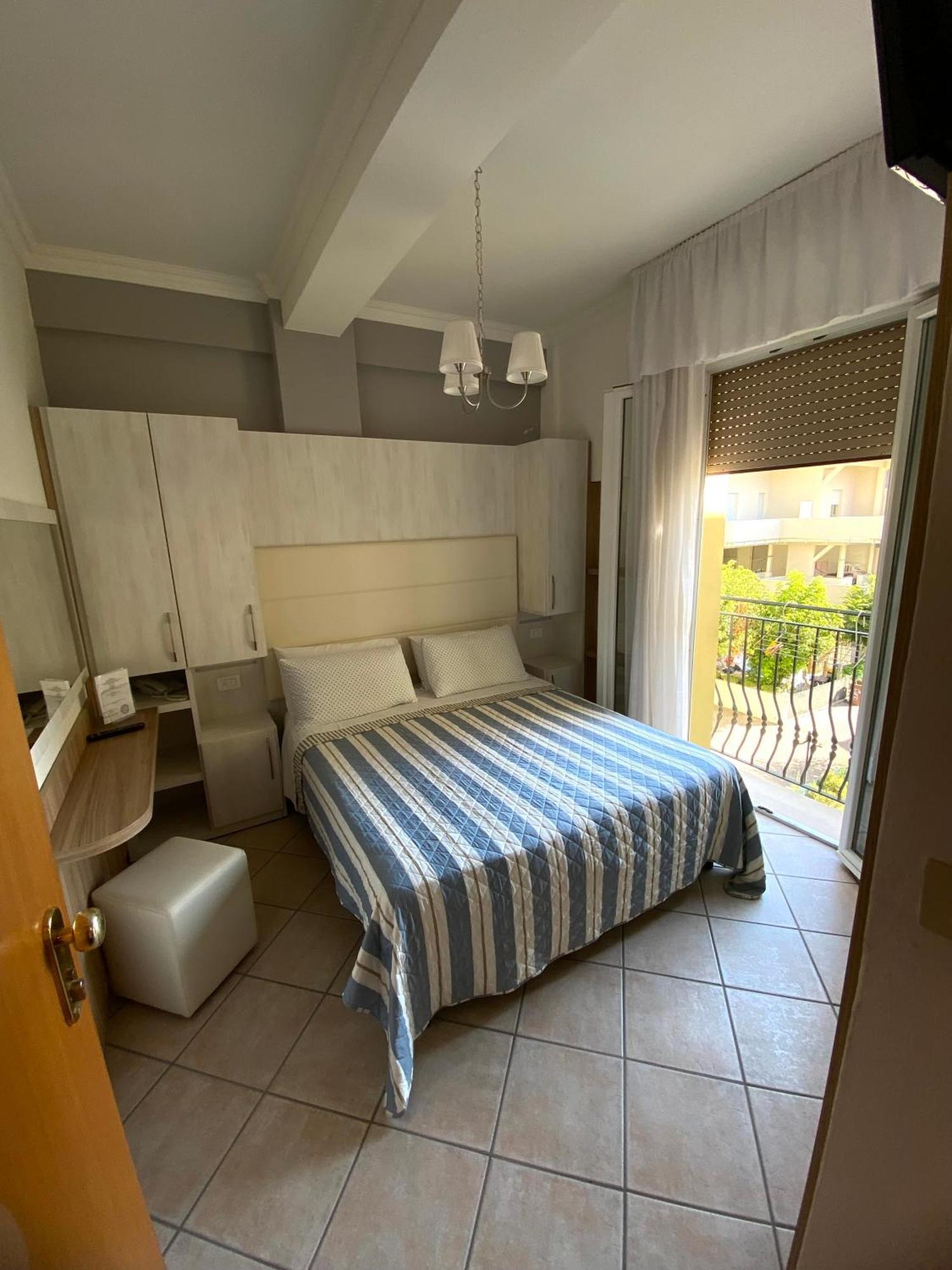 Hotel Explorer Cervia Exteriör bild