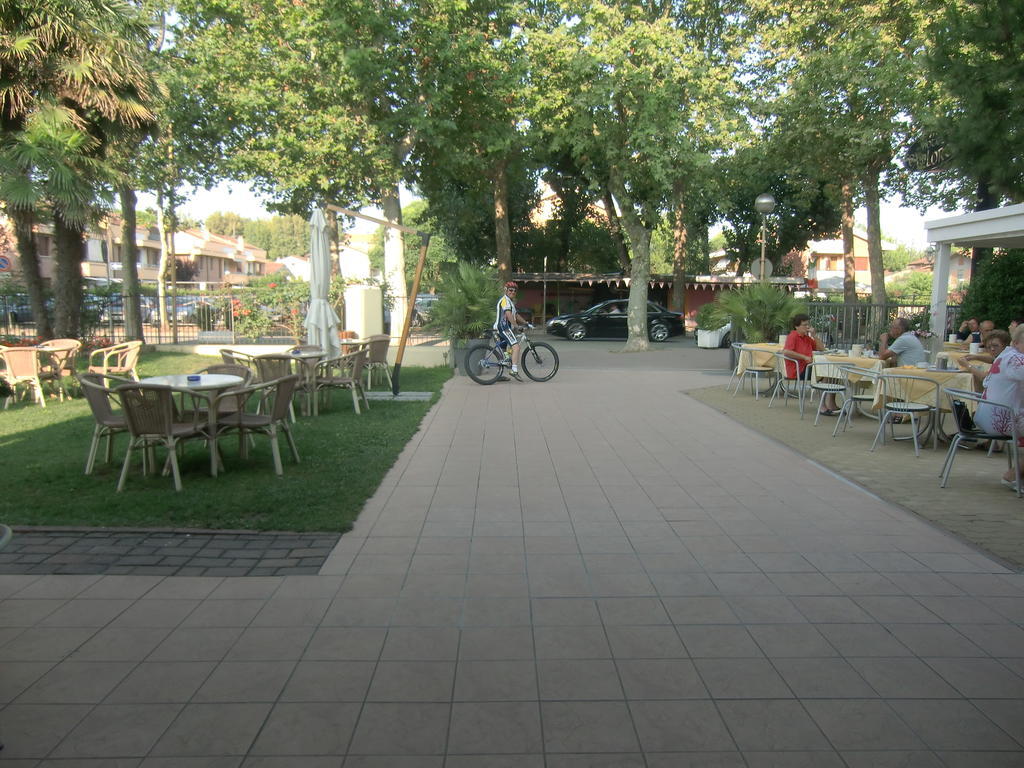 Hotel Explorer Cervia Exteriör bild